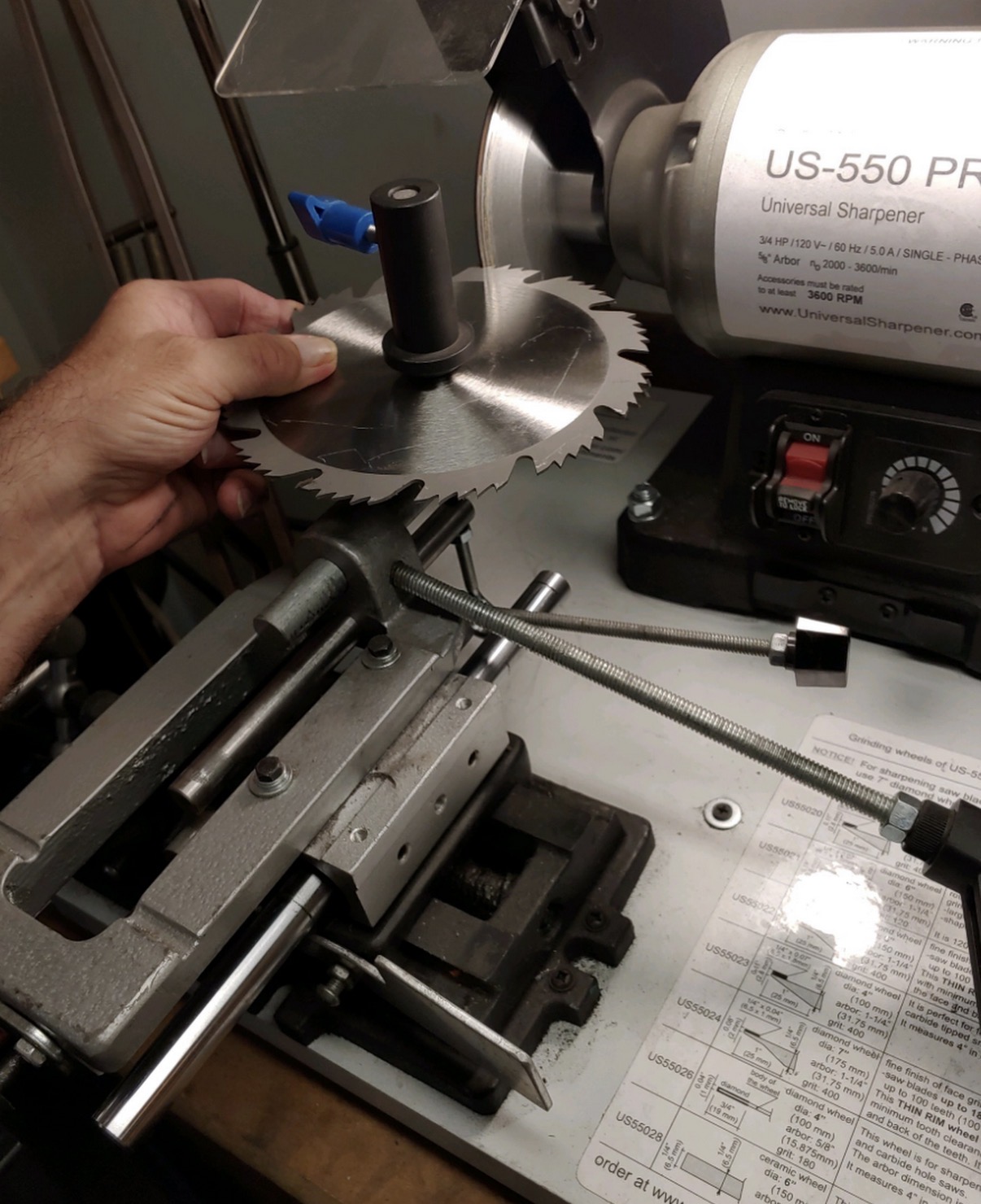 Circular saw blade on the US-550 PRO sharpener